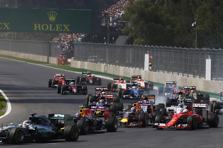Sebastian Vettel gegen Daniel Ricciardo in der ersten Kurve
