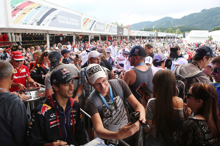 Publikumsnah: Der Australier Daniel Ricciardo mit seinen Fans