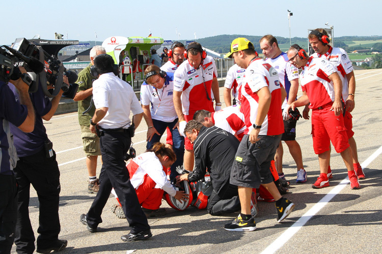 Mattia Pasini liegt nach dem Sturz am Boden