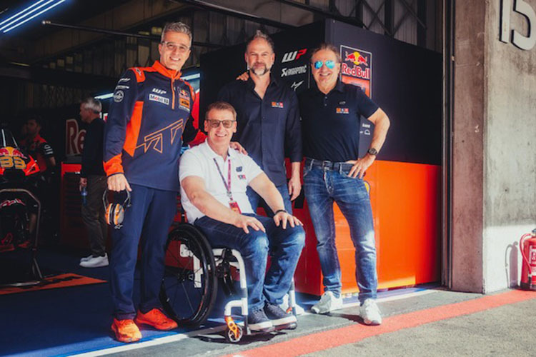 Pit Beirer (vorne), dahinter Francesco Guidotti, Jens Hainbach und KTM-Vorstand Hubert Trunkenpolz