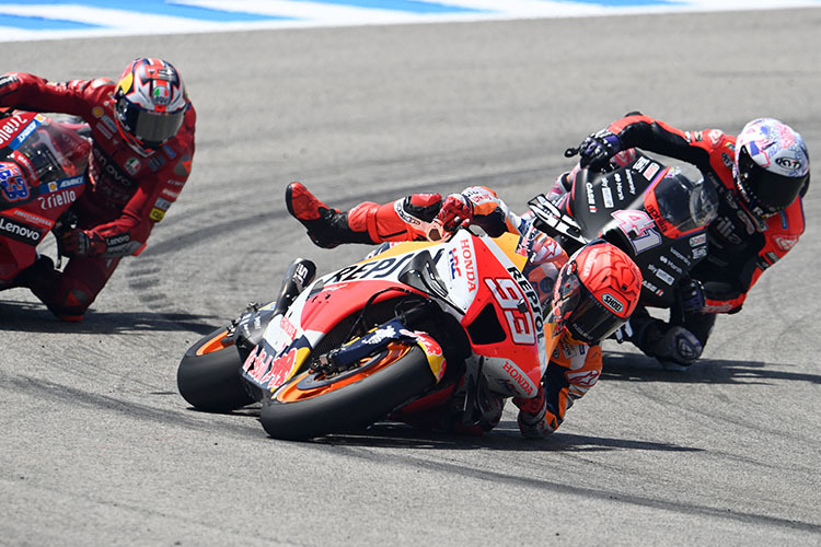 Die Entscheidung beim Kampf im Platz 3: Márquez rutscht in der Zielkurve weg, links hinten Miller, rechts wetzt Espargaró innen durch