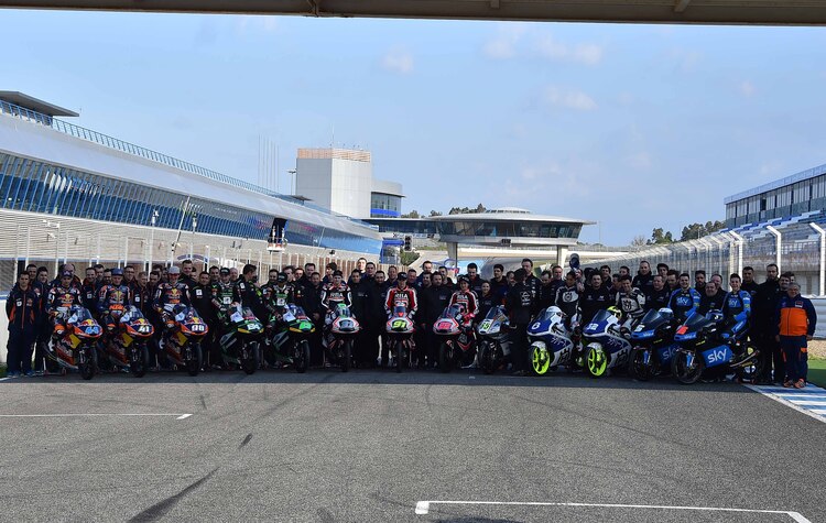 In Jerez versammelten sich alle KTM- und Husqvarna-Piloten 2015 zum Gruppenbild