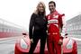 Die rassige Sarah Winkhaus von Sky Italia mit Ferrari-Testfahrer Marc Gené