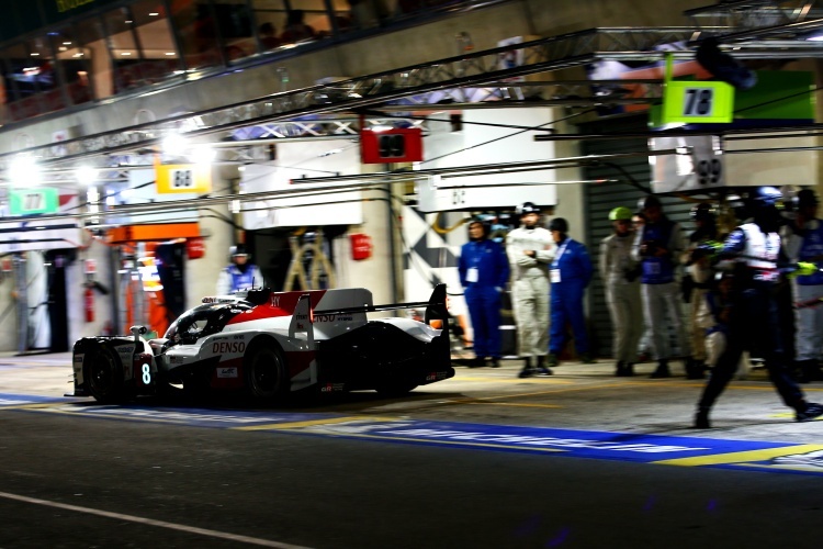 Aktuell bei den 24h von Le Mans vorne: Der Toyota TS050 Hybrid von Fernando Alonso, Sébastien Buemi und Kazuki Nakajima