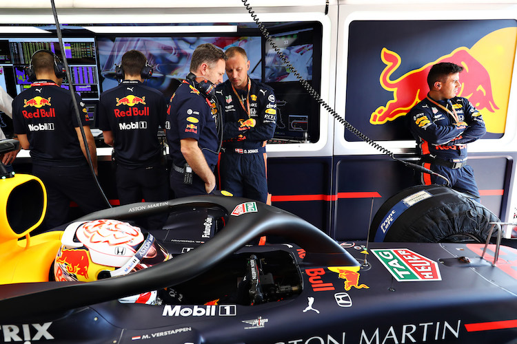 Christian Horner (Dritter von links) in der Box beim Wagen von Max Verstappen