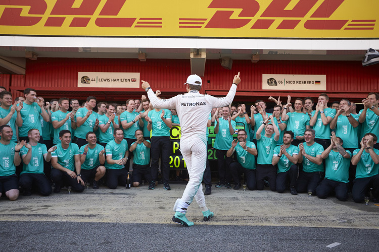 Nico Rosberg lässt sich in Spanien von seinen Jungs feiern