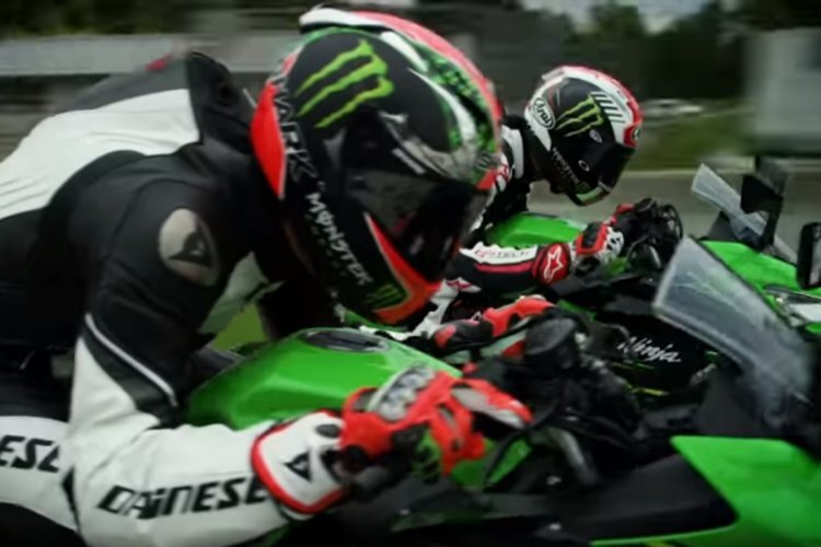 Jonathan Rea und Tom Sykes lieferten sich ein Rennen mit der Kawasaki Ninja 400
