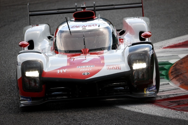 Der Toyota GR010 Hybrid auf der Strecke in Monza