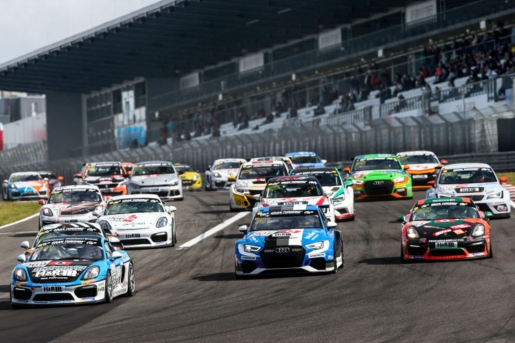 Die vielen unterschiedlichen Fahrzeuge der Nürburgring Langstrecken-Serie bieten immer eine tolle Show