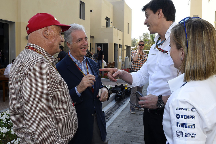 Piero Ferrari (Zweiter von links) mit Niki Lauda und Toto sowie Susie Wolff