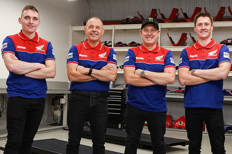 Nathan Harrison, Honda Racing Boss Havier Beltran, John McGuinness, Dean Harrison (vlnr.)