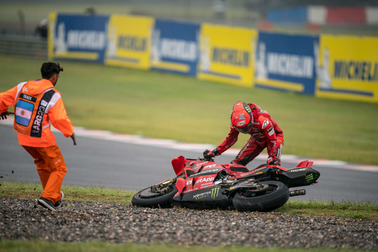 Pecco Bagnaia im Kiesbett von Turn 13