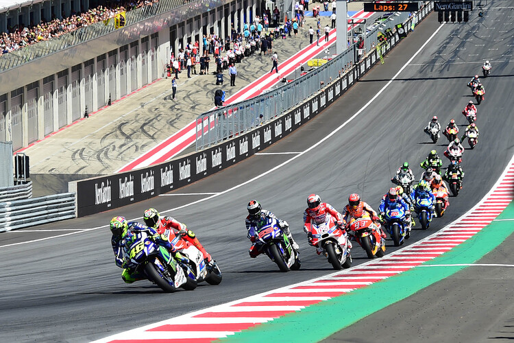In der MotoGP-Klasse kämpfen Top-Piloten wie Rossi und Iannone gegen die spanischen Helden wie Márquez und Lorenzo