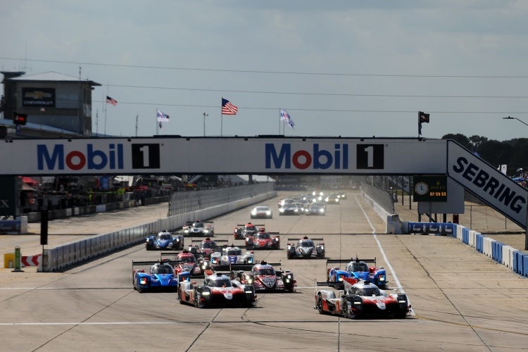 Zwei Toyota TS050 Hybrid vorne beim Start zum Rennen der FIA WEC in Sebring 2019