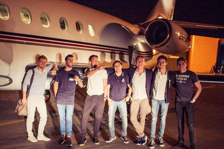 GP-Stars auf Reisen: Rosberg, Ricciardo, Button, Massa, Coulthard, Gutiérrez und Verstappen teilten sich ein Flugzeug