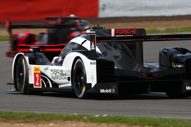 Der Porsche 919 Hybrid von Romain Dumas, Neel Jani, Marc Lieb ist aktuell der Sieger von Silverstone. Im Hintergrund: Der disqualifizierte Audi R18