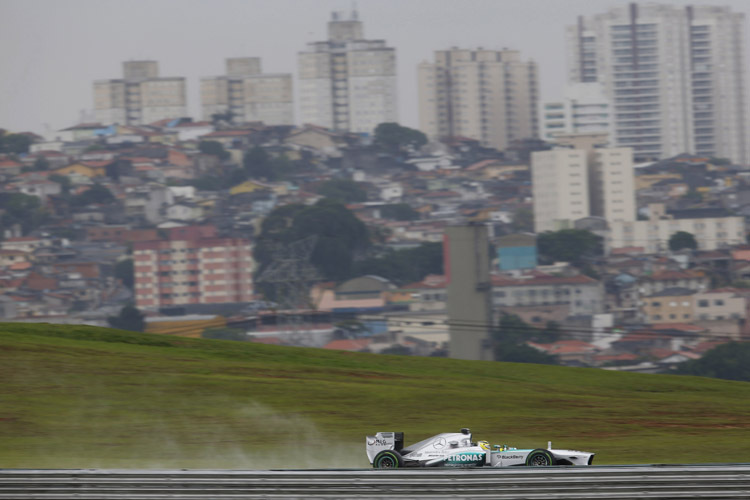 Bestzeit im Regen von Brasilien: Nico Rosberg drehte in seinem Silberpfeil die schnellste Runde des Tages