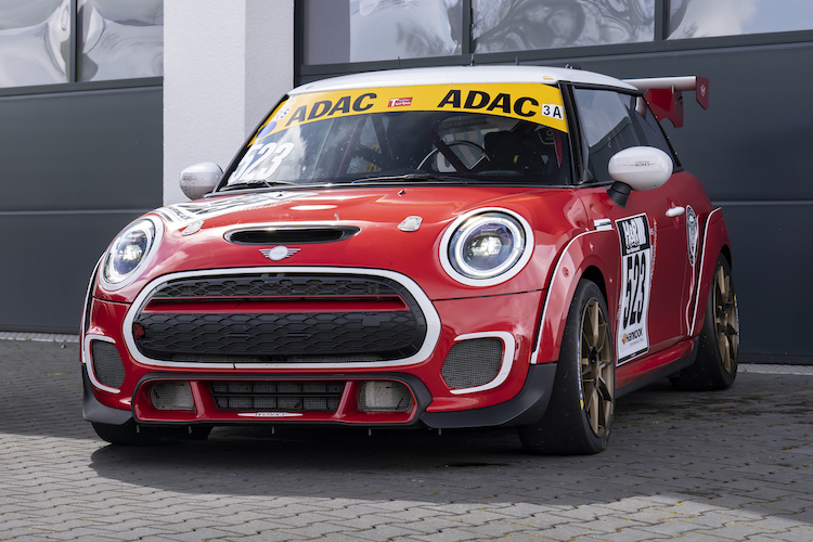 Mit dem MINI John Cooper Works startete Bulldog Racing bereits 2022 in der SP3T-Klasse beim 24h-Rennen - über den Winter modifizierte das Team das Fahrzeug auf Basis des kultigen Kleinwagens