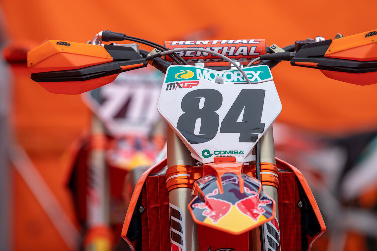 Die KTM 450 SX-F von Jeffrey Herlings bleibt in Loket unter dem Team-Zelt