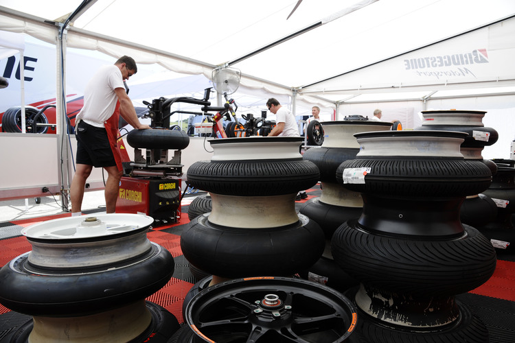 Bridgestone-Reifendepot im Paddock