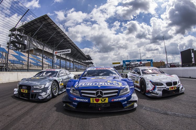 Autos und Motorräder teilen sich auf dem Lausitzring eine Strecke