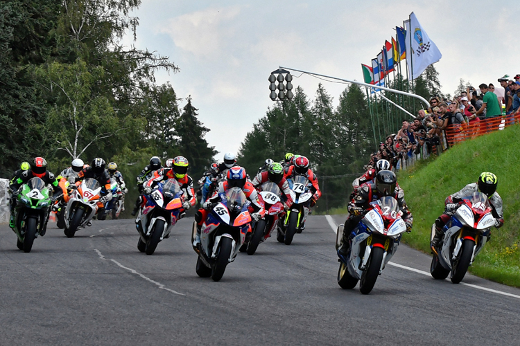 Start der Superbikes beim letzten IRRC-Event in Horice