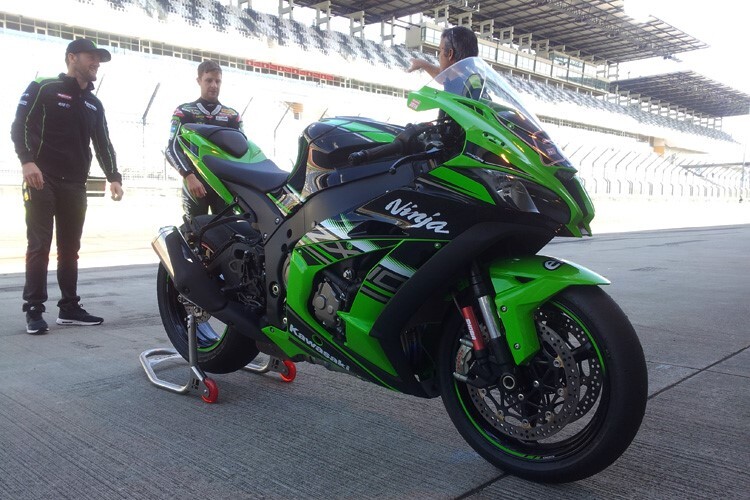 Tom Sykes (li.) mit einer Serienmaschine auf dem Lausitzring