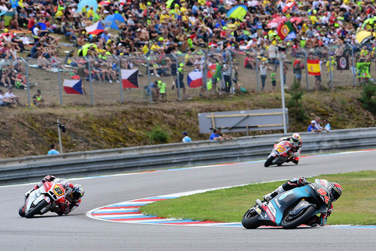 Jonas Folger im Rennen vor dem MV-Duo mit Manzi und Aegerter