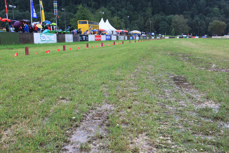 Die Grasbahn in Berghaupten war nach Regen unbefahrbar