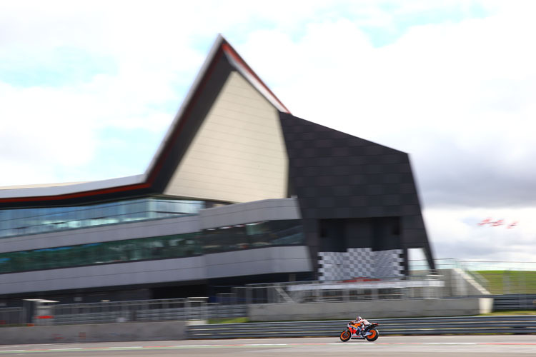 Dani Pedrosa vor dem für MotoGP stillgelegten Silverstone Wing
