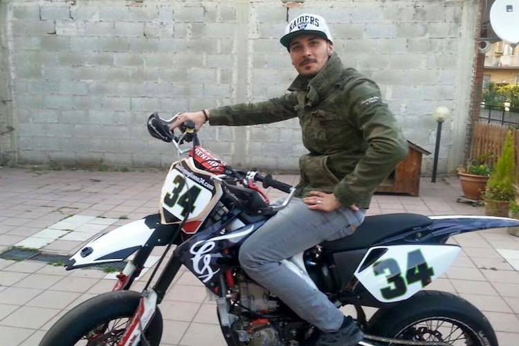 Davide Giugliano darf sein Supermoto-Bike wieder selbst bewegen