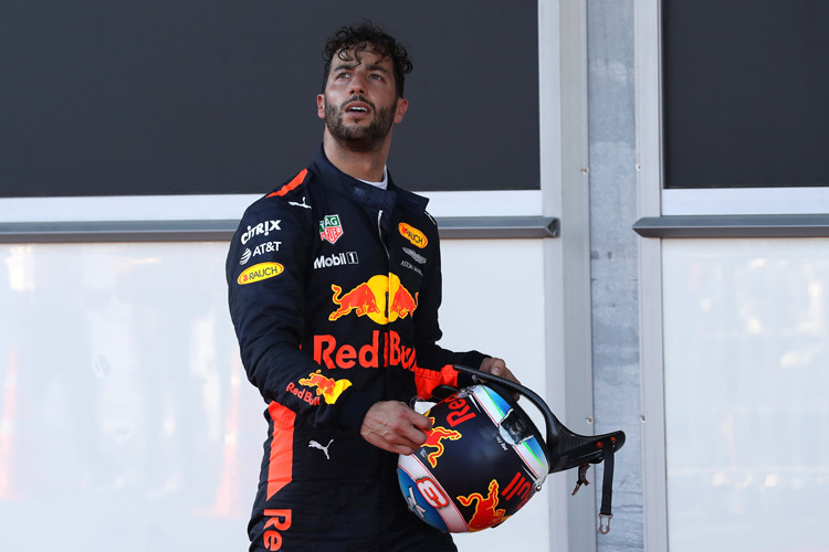 Daniel Ricciardo beim Blick auf die Ergebnisliste