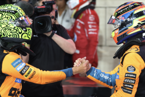 Lando Norris gratuliert Oscar Piastri zur Pole)