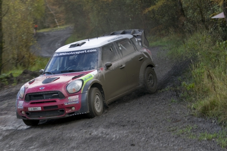 Mini beim Test in Wales