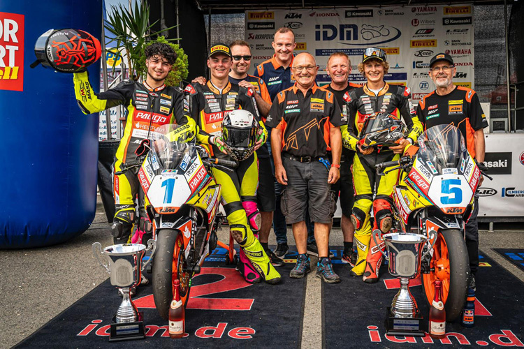 Das Team Freudenberg KTM - Paligo Racing mit (hinten Mitte) Martin Miron von KTM Sportmotorcycle Deutschland