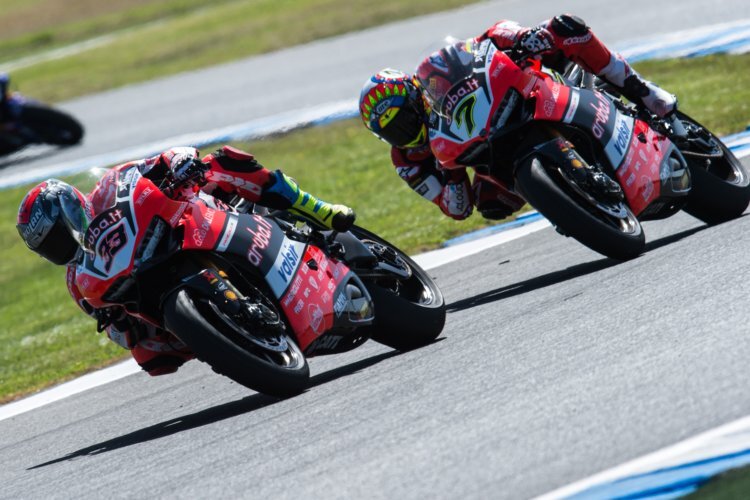 Marco Melandri (33) und Chaz Davies (7) können auf die Power ihrer Ducati Panigale R zählen 