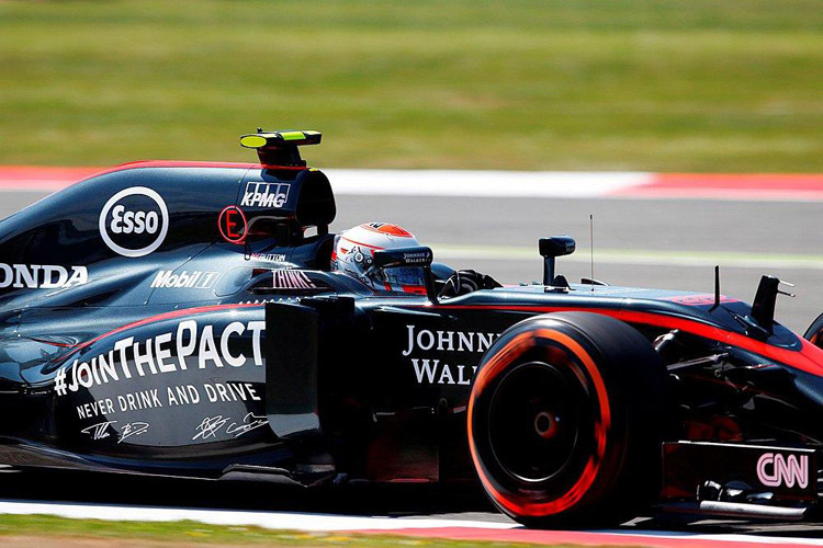 Das Johnnie Walker-Logo wird auch in Zukunft auf den McLaren-Honda-Rennern zu sehen sein