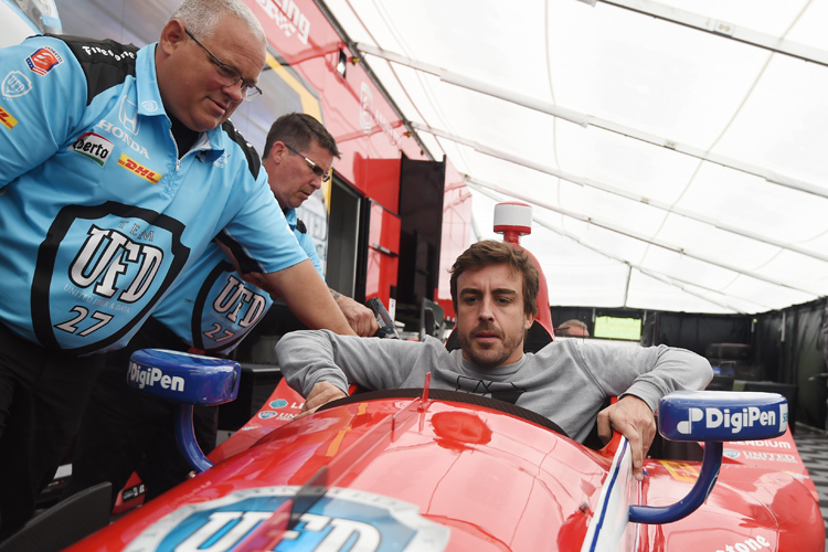 Fernando Alonso liess es sich nicht nehmen, im IndyCar-Cockpit Platz zu nehmen