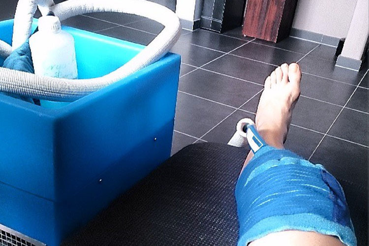 Cairoli twitterte auch seine Behandlungsmethode: «Eis, Eis, Eis für mein Knie!»