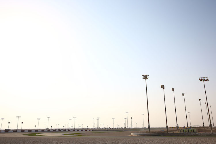 Über 1200 Lichtmasten leuchten den Losail International Circuit aus