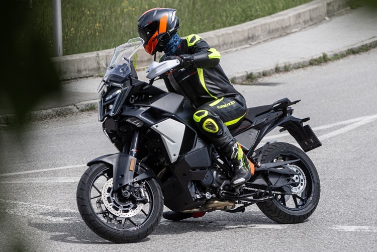 Konventionelle Radgrössen 19/17 Zoll, der V2 könnte von der 1390 Super Duke stammen