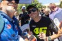 Rossi wird in Bathurst von den Autogrammjägern umzingelt