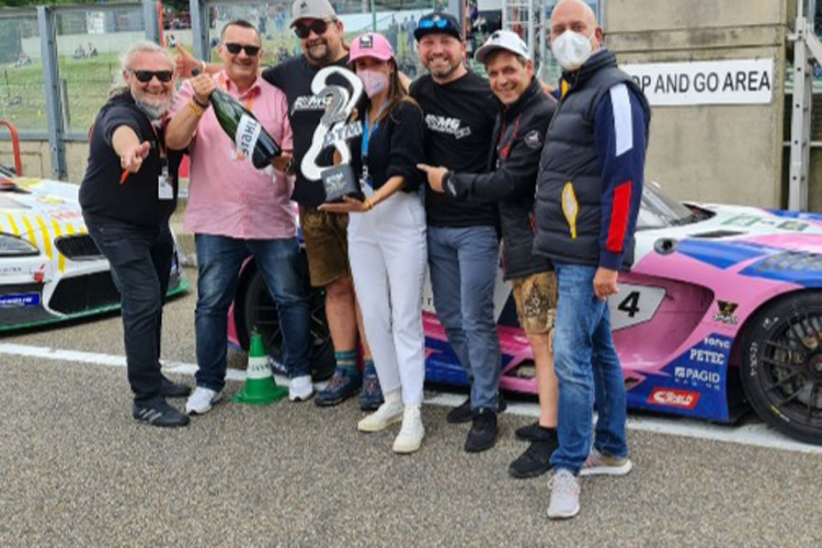 Der Fanclub feierte auf dem Lausitzring den Sieg von Maximilian Götz