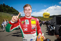 Im Qualifying nicht zu schlagen: Marcus Armstrong jubelt über die Pole für die ersten beiden Läufe auf dem Red Bull Ring