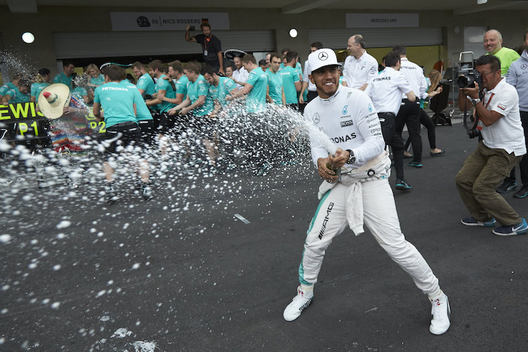 Lewis Hamilton feiert seinen Sieg