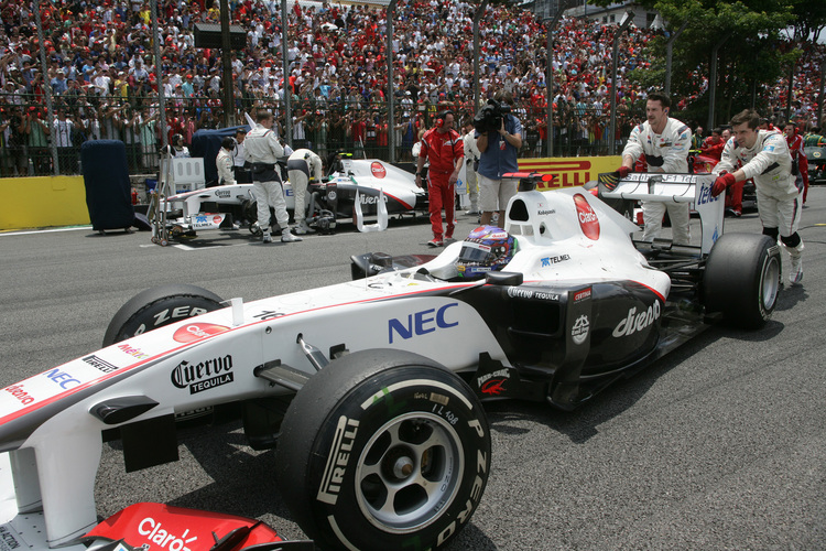 Die Sauber erhalten mehr Sponsoren-Kleber.