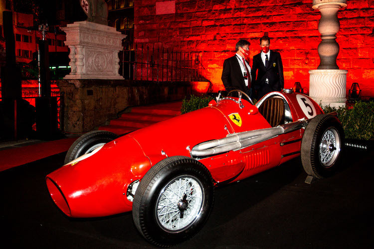 Ferrari-CEO Louis Camilleri und Sebastian Vettel mit dem Ferrari von 1952