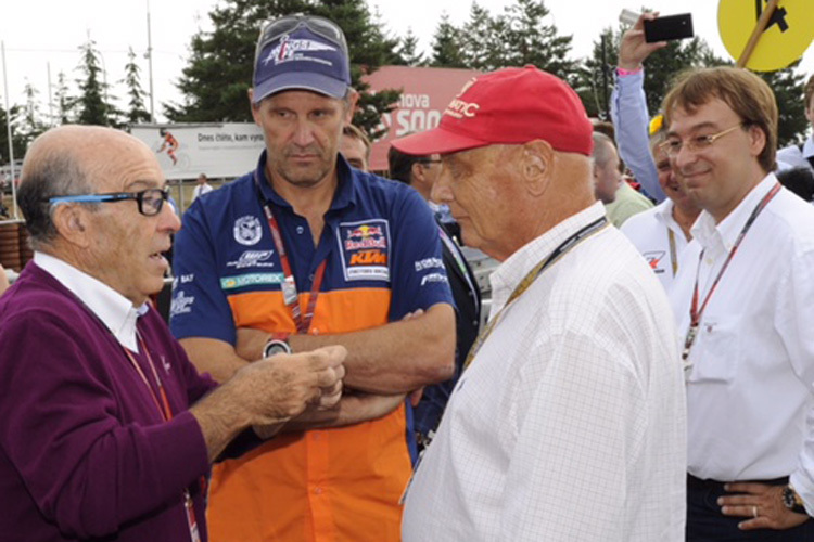 Dorna-Chef Carmelo Ezpeleta, Ex-Motocross-Weltmeister Heinz Kinigadner und Niki Lauda. Ganz rechts Karel Abraham, der Rennstrecken-Betreiber von Brünn