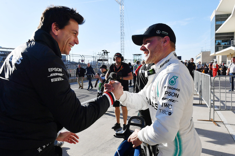 Mercedes-Motorsportdirektor Toto Wolff gratuliert Polesetter Valtteri Bottas