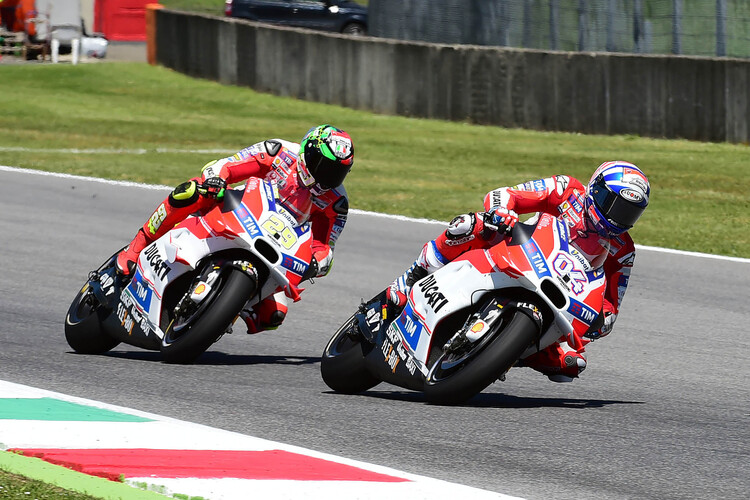 Im Rennen: Andrea Dovizioso (4) vor Iannone (29)